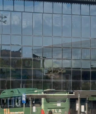 Pescara, alla stazione cadono  i vetri da un pannello: nessun ferito